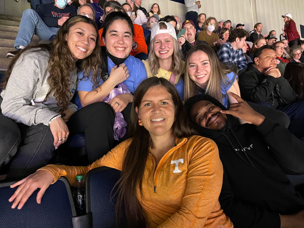 Group of Linfield students with Professor Welch at Women's Final Four