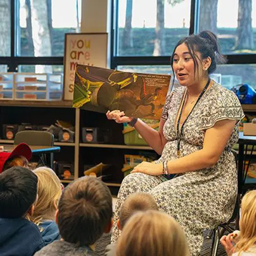 Mariana reading to students.