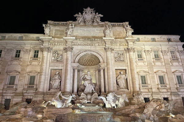 Picture of the Trevi Fountain.
