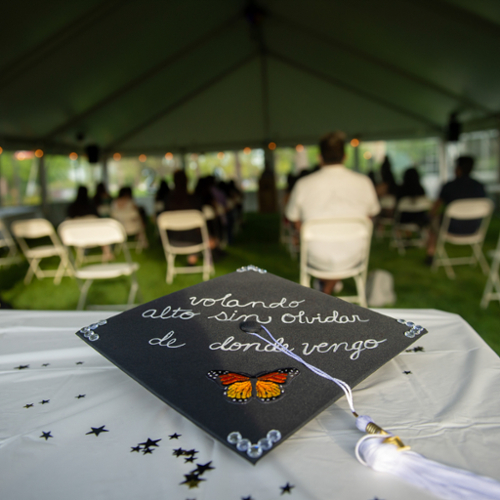 Graduation cap with the phrase: "Volando alto sin olvidar de donde vengo" written on it