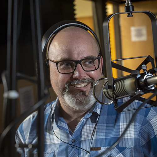 portrait of Kevin Curry in the podcast studio