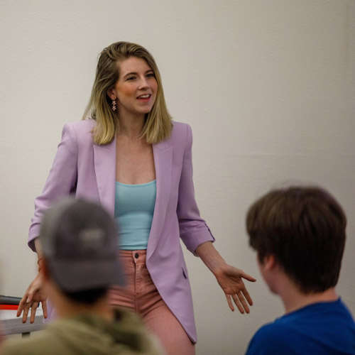 Brenna Greene, KOIN-TV sportscaster, speaks to a class full of Linfield students.