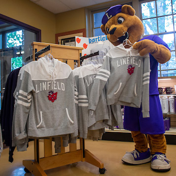 Mack the Wildcat shopping in the Linfield bookstore.