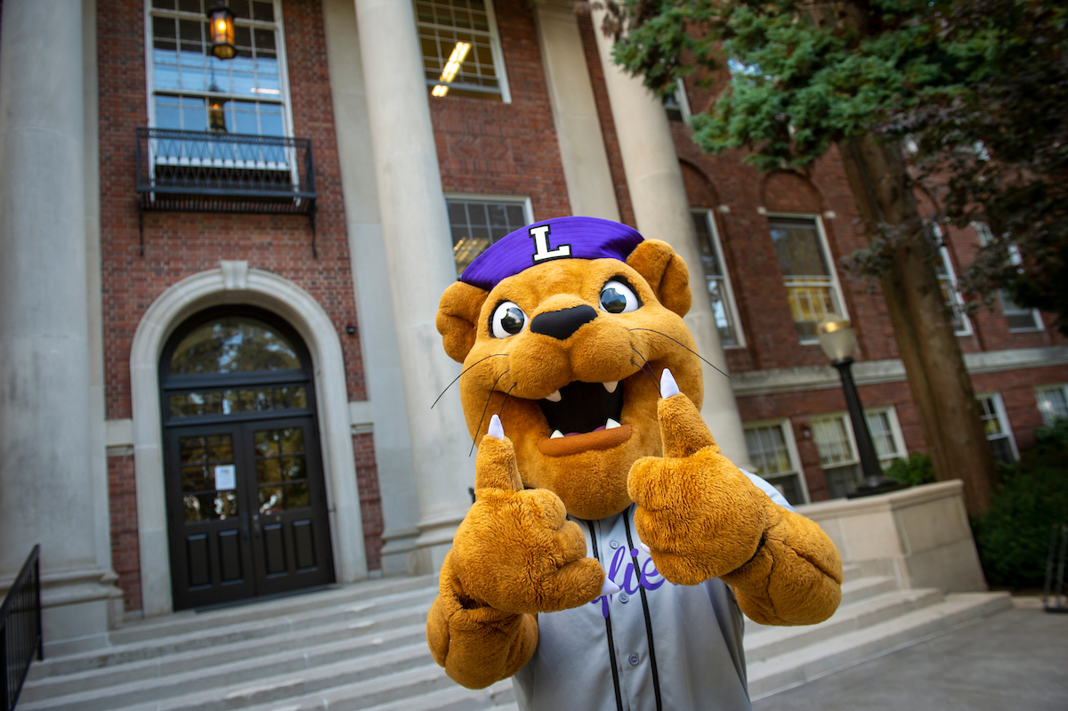 Mack the Wildcat giving two thumbs up.